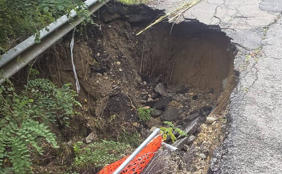 Cosenza, contrada Guarassano isolata da oltre 7 mesi dopo una frana: «nessuna risposta dalle istituzioni» 53 cedimento strada guarassano cosenza 05
