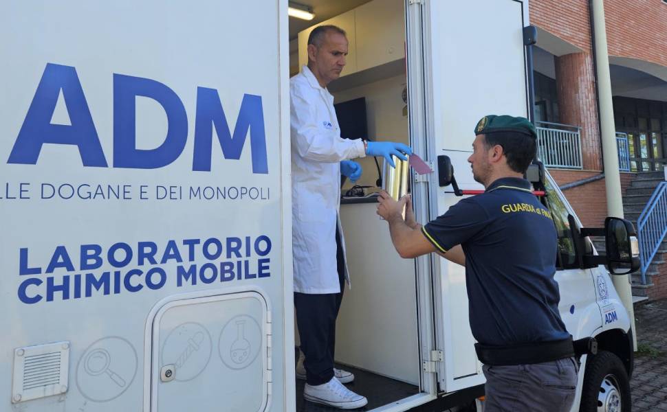 Controlli ai distributori di carburante: Diesel fuori norma, sequestrati 6.444 litri di gasolio 51 diesel dasà