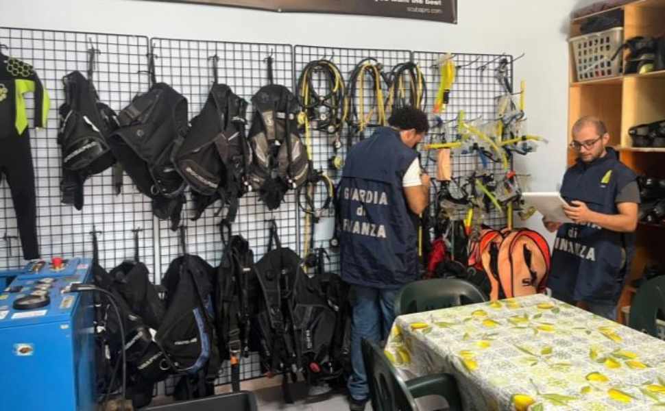 Immersioni, blitz nei diving center: 60 bombole sequestrate e multe per oltre 110mila euro 51 diving center guardia finanza 01