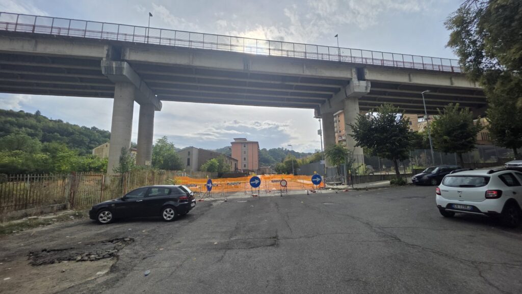 Cosenza, strada chiusa sotto il ponte Mancini: residenti esasperati. Scatta l’interrogazione di Spadafora 52 cosenza ponte mancini 3