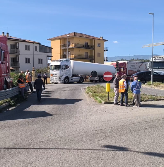 Caro carburante, presidi anche a Montalto Uffugo: "il problema riguarda tutti" 56 Caro carburante, presidi anche a Montalto Uffugo: "il problema riguarda tutti"