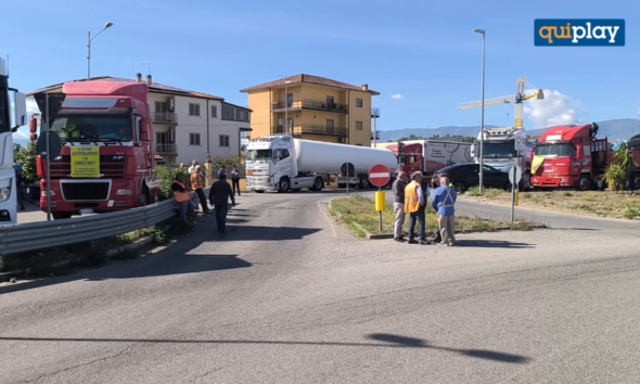 Caro carburante, presidi anche a Montalto Uffugo: "il problema riguarda tutti"