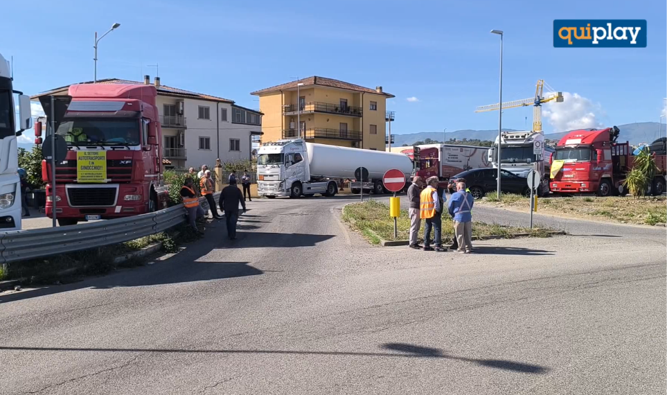 Caro carburante, presidi anche a Montalto Uffugo: "il problema riguarda tutti"