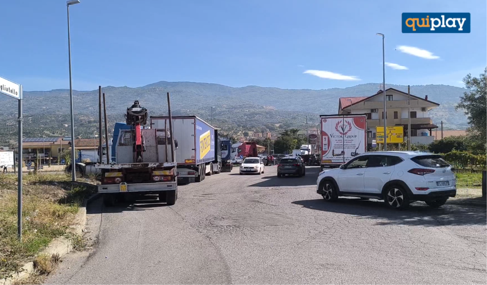 Caro carburante, presidi anche a Montalto Uffugo: "il problema riguarda tutti"