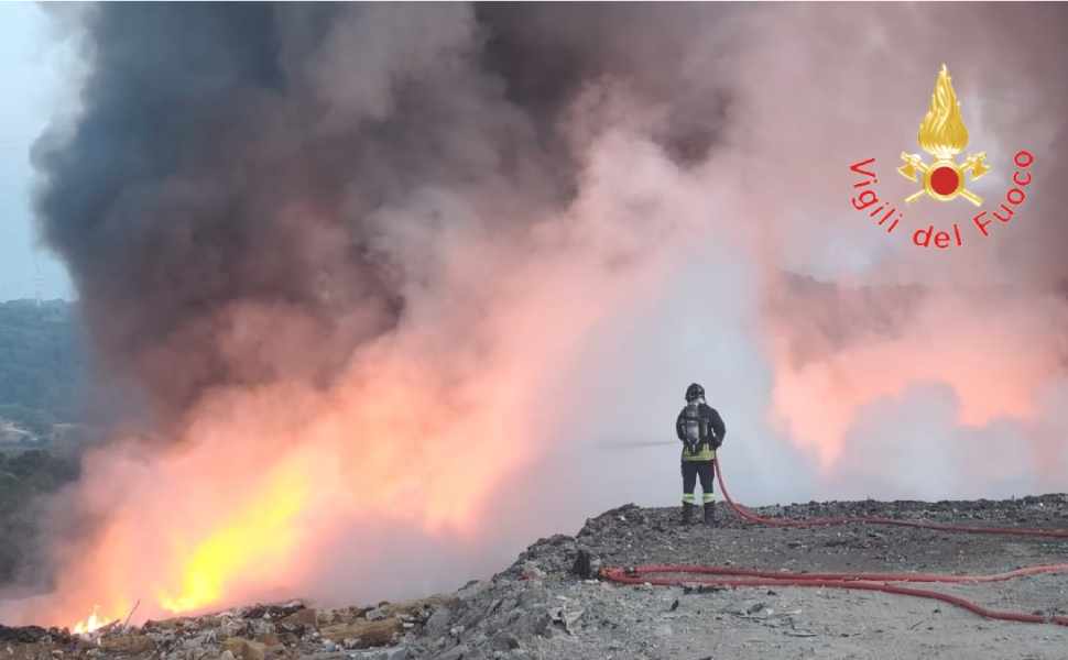 Vasto incendio alla discarica di Pianopoli: fiamme visibili dalla SS 280, non si esclude l’origine dolosa 52 incendio discarica Pianopoli 02