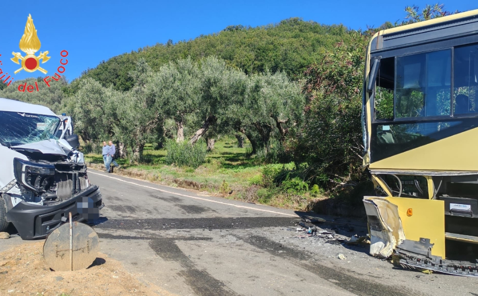 Scontro sulla SP 120 tra un autobus di Ferrovie della Calabria e un furgone: 3 feriti 52 incidente SP 120 autobus FdC e Furgone 02