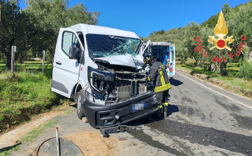 Scontro sulla SP 120 tra un autobus di Ferrovie della Calabria e un furgone: 3 feriti 53 incidente SP 120 autobus FdC e Furgone 03