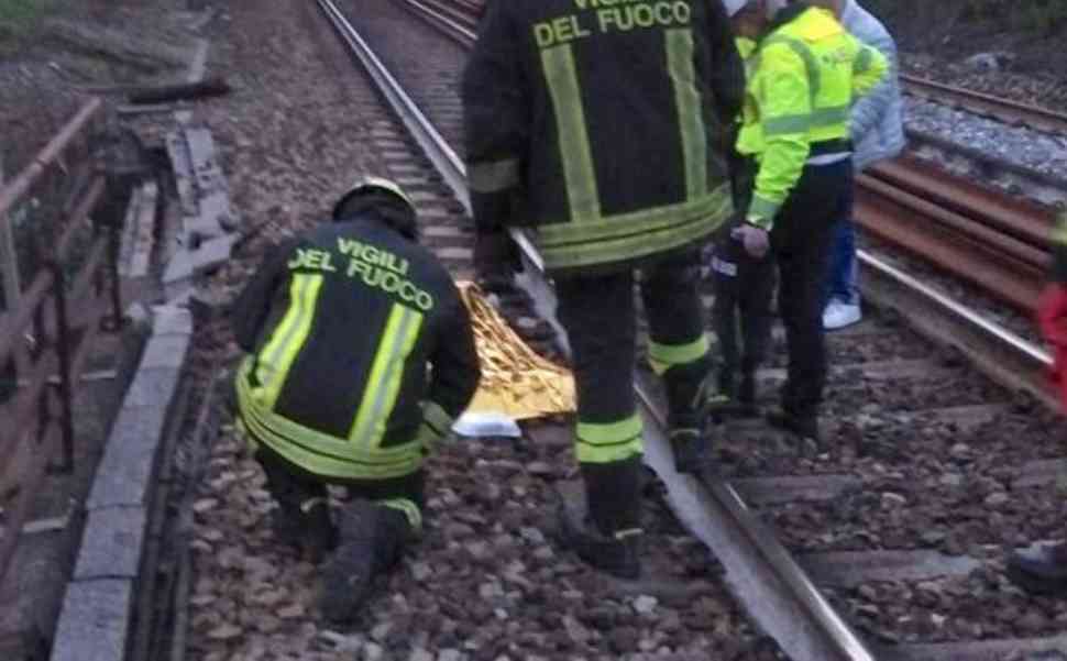 investito-treno-binari-ritardi-emilia