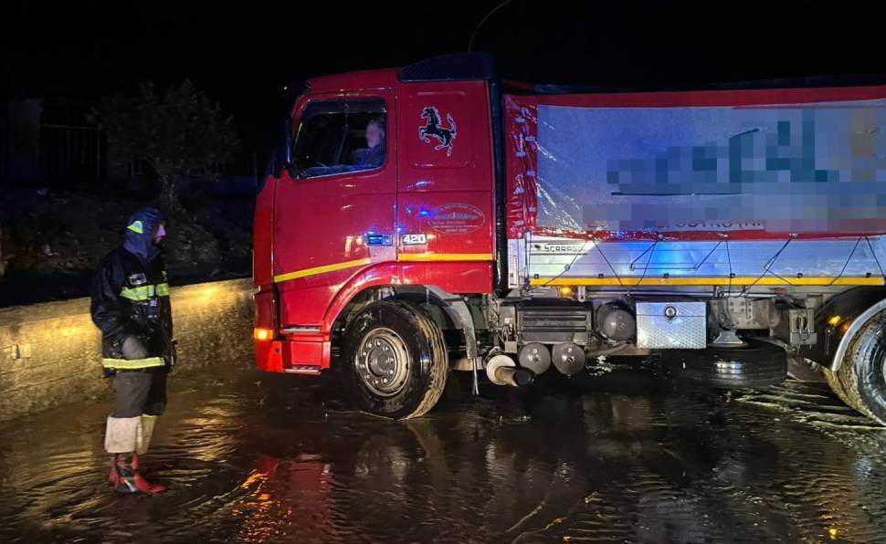 Maltempo, emergenza sulla Statale 107 tra San Giovanni in Fiore e Crotone: auto bloccate e strada chiusa 52 maltempo statale 107 crotonese 02