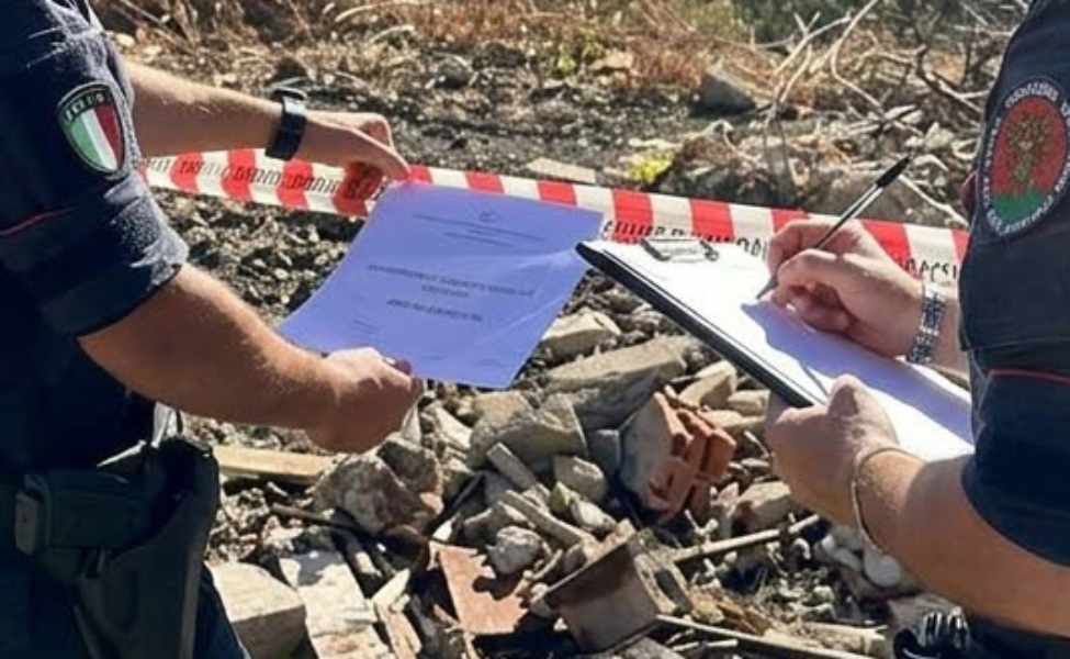 Rifiuti bruciati nel Parco del Pollino: denunciato un uomo, individuato grazie alla videosorveglianza 52 papasidero parco rifiuti sequestro incendio 02