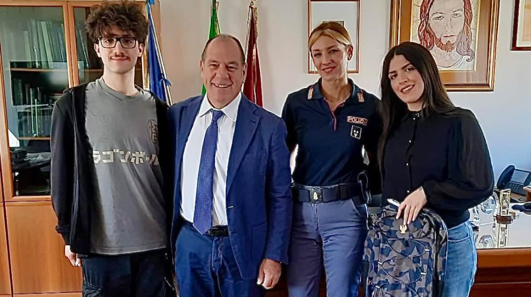 Trova un portafogli con 370 euro all'Unical e lo consegna: il Questore ringrazia Denise 51 portafogli-consegnato-polizia-cosenza-denise