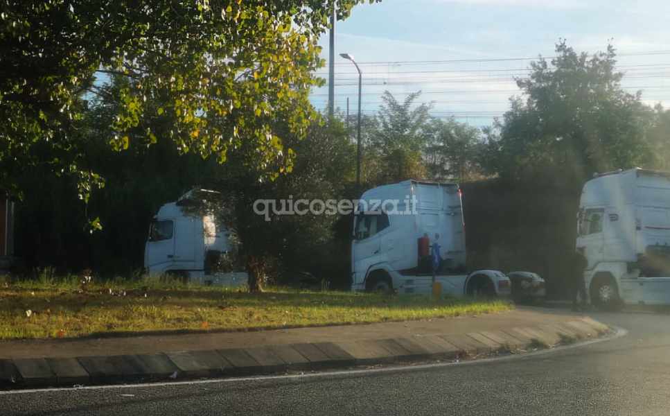 Caro carburante, scatta la protesta: chiuso lo svincolo di Falerna, mezzi fermi a Rende 53 presidi a Rende autotrasporto 02