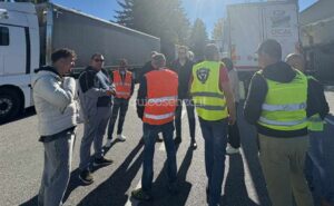Il presidio di agricoltori e autotrasportatori a Campotenese «siamo in ginocchio» 55 presidio campotenese 03