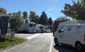 Il presidio di agricoltori e autotrasportatori a Campotenese «siamo in ginocchio» 57 presidio campotenese 04