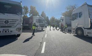 Il presidio di agricoltori e autotrasportatori a Campotenese «siamo in ginocchio» 54 presidio campotenese 05