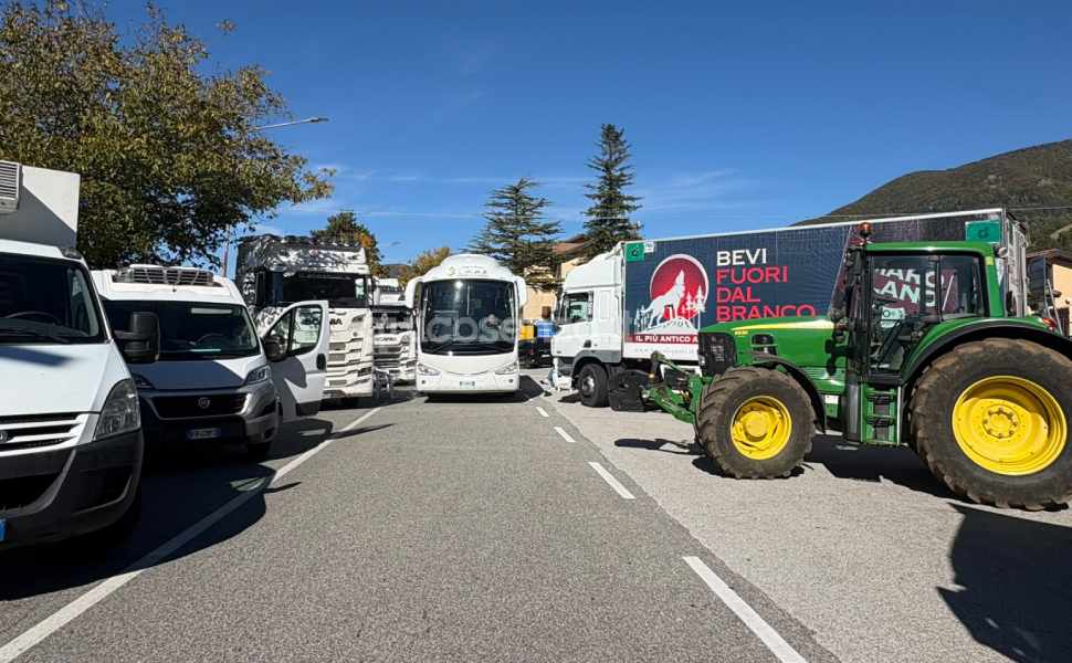 Il presidio di autotrasportatori e agricoltori a Campotenese «siamo in ginocchio» 58 presidio campotenese 07