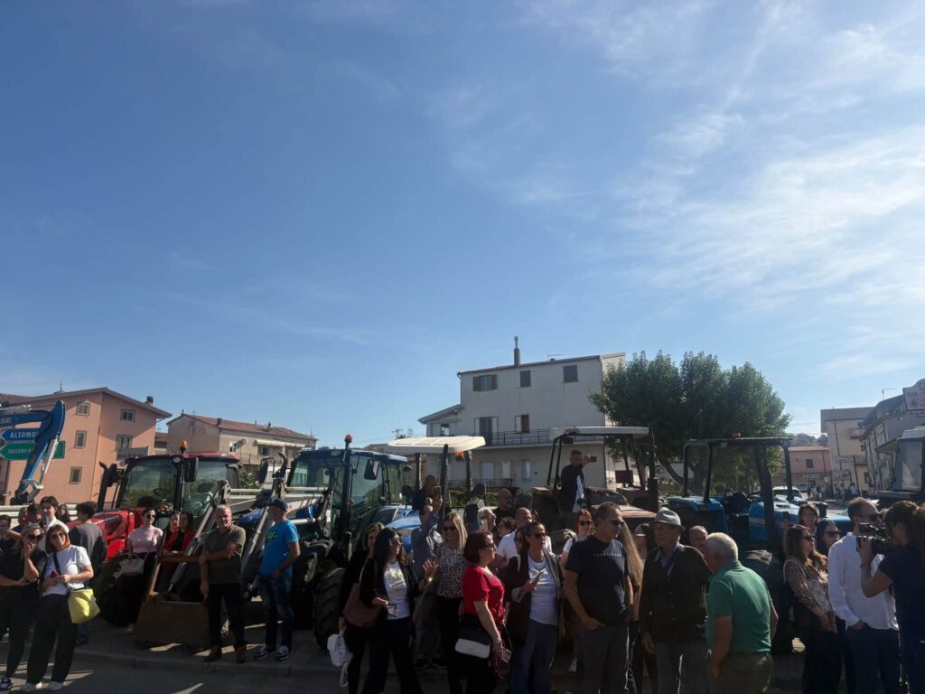 Agricoltori in rivolta nel Cosentino: 50 trattori e 20 camion bloccano le strade, protesta a oltranza 54 protesta-agricoltori-san-marco-argentano