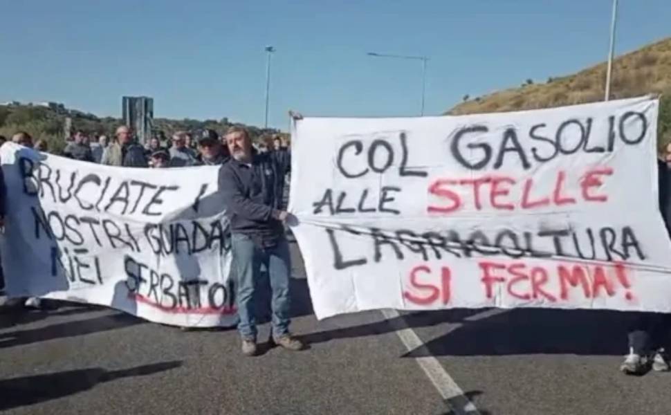 «Se gli agricoltori sono criminali, ci costituiamo tutti»: Stasi attacca Governo e Regione 54 protesta agricoltori stasi corigliano rossano 01