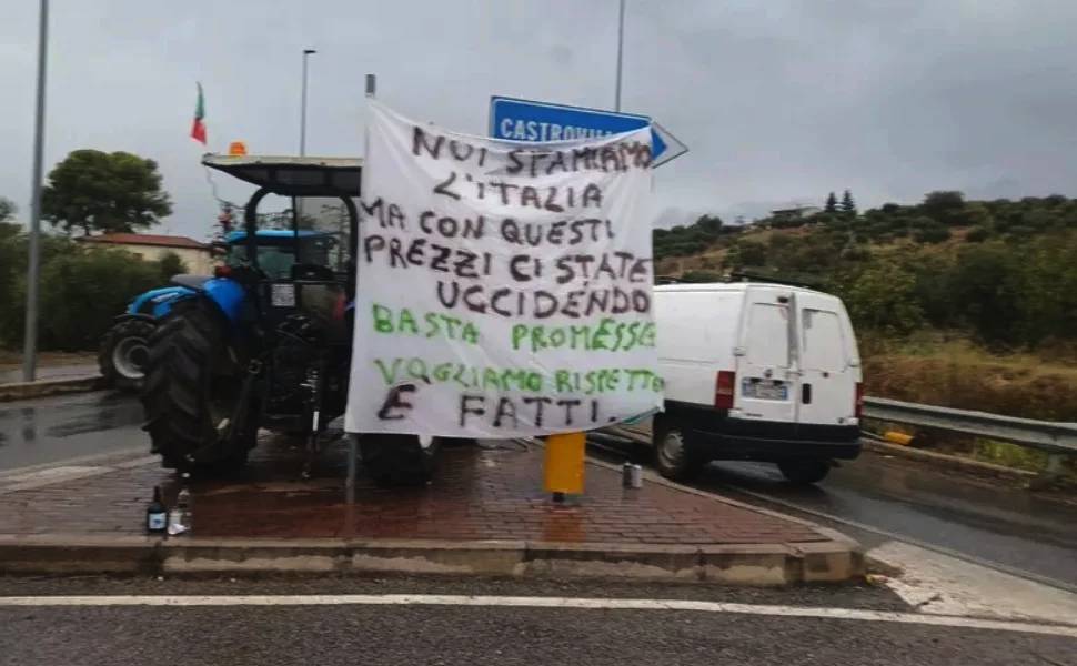 «Se gli agricoltori sono criminali, ci costituiamo tutti»: Stasi attacca Governo e Regione 53 protesta agricoltori stasi corigliano rossano 02