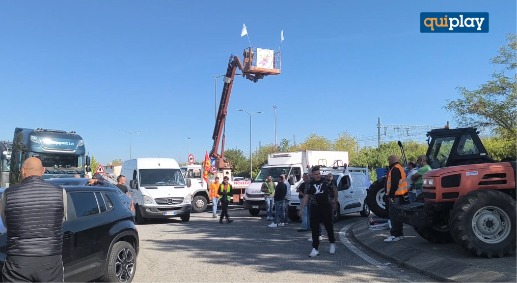 Cosenza: dopo 4 giorni di blocchi, i primi disagi nei supermercati. Frutta e verdura scarseggiano 52 Cosenza: dopo quattro giorni di blocchi, i primi disagi. Frutta e verdura scarseggiano