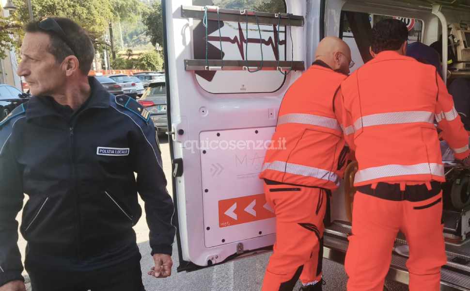 Cosenza, paura sulla Circolare Verde: anziano colto da malore, scattano i soccorsi 52 soccorso anziano cosenza autobus croce verde lattarico 01 (1)