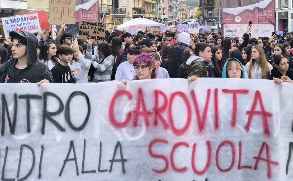 Scuola, Valditara attacca le proteste: «la gran parte non ha fondamento razionale» 52 valditara ministro istruzione - protesta scuola cosenza